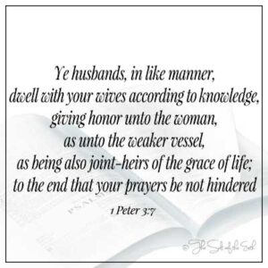 Изображение открыто Библия и Библический стих 1 Петр 3-7-мужа живет с ними в соответствии со знанием, давая честь жене как к более слабым сосуду и как наследники благодати жизни, чтобы ваши молитвы не были затруднены
