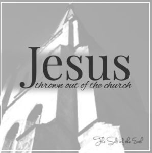 Иисуса выгнали из церкви