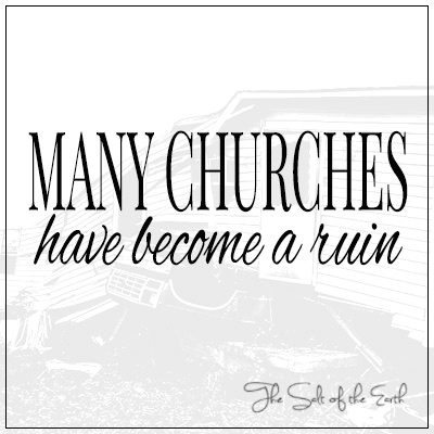 कई चर्च खंडहर बन गए हैं