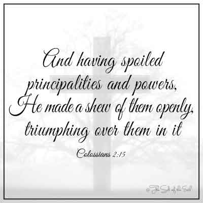 រូបភាព ឈើឆ្កាង និង ខគម្ពីរ កូឡូសៀន 2:15 ហើយ​ដោយ​មាន​អំណាច និង​អំណាច​ដែល​បាន​បំផ្លាញ​នោះ គាត់​បាន​បង្ហាញ​ពី​ពួកគេ​ដោយ​បើកចំហ​ថា​មាន​ជ័យជំនះ​លើ​ពួកគេ​នៅក្នុង​នោះ។