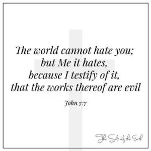изображение креста и библейского стиха Иоанна 7:7 Мир не может ненавидеть вас, кроме Меня, он ненавидит, потому что Я свидетельствую о нем, что дела его злы
