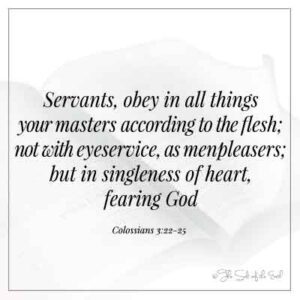 изображение открытой Библии и библейского стиха к Колоссянам 3-22 рабы во всем повинуются господам вашим по плоти, не с видимой услужливостью, как человекоугодники, но в простоте сердца, боясь Бога