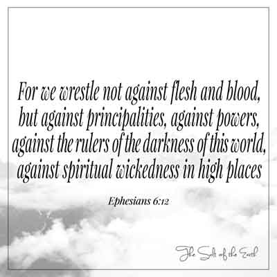 Изображение небеса и библейские стихи Ефесянам 6-12 Мы боремся не против плоти и крови, а против княжества, полномочия, против правителей тьмы этого мира против духовного зла на высоких местах