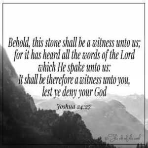 Изображение горы и библейский стих Джошуа 24-27 Вот, Этот камень будет свидетелем нам; потому что это слышало все слова Господа, которые Он сказал нам: Поэтому это будет свидетелем для вас, чтобы вы не отрицаете своего Бога