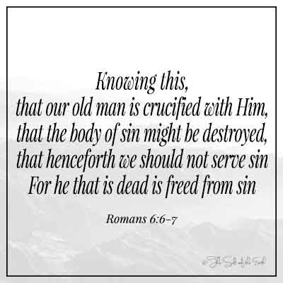 Изображение горы и библейский стих римляне 6-6-7- Зная это, что наш старик распят с ним, что тело греха может быть уничтожено, чтобы отныне мы не должны служить греху, потому что тот, кто мертв, освобожден от греха